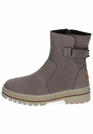 Graue Knöchelstiefel mit einem glatten Lederoberteil, kontrastierenden Nähten, seitlichem Riemendetail und einer stabilen Gummisohle mit Profil. A