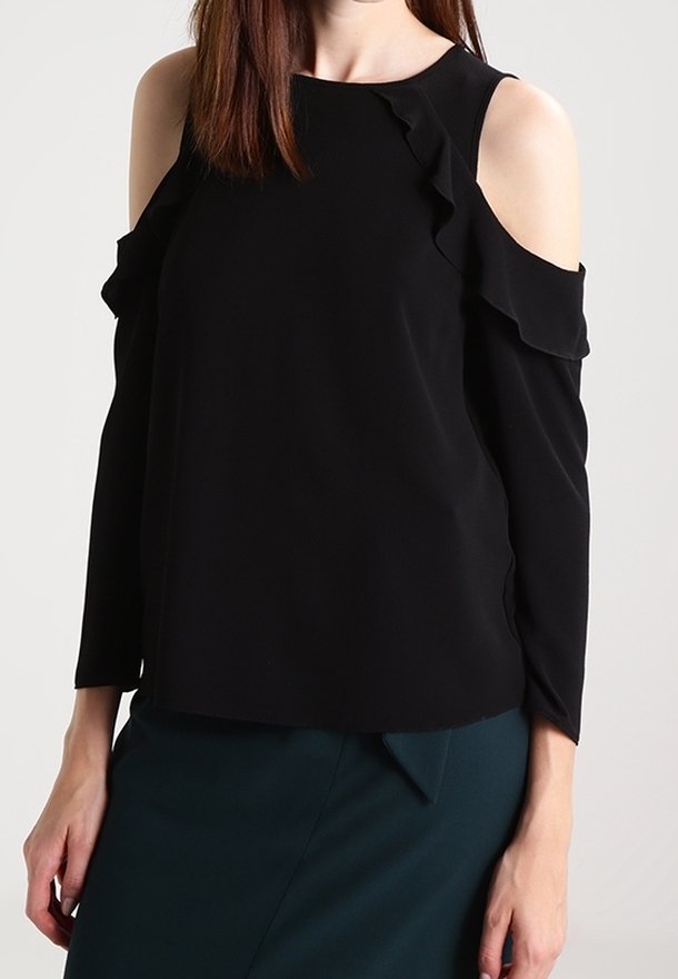 Černý top s odhalenými rameny a volány, dlouhé rukávy a hladký materiál; má pohodlný střih a jednoduchý výstřih.