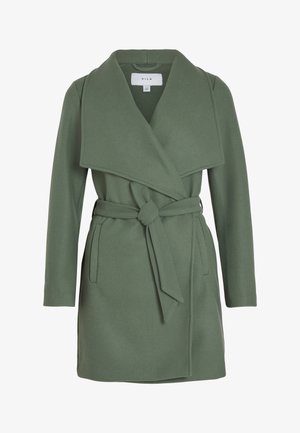 Groene wikkeljas van zacht materiaal, met een grote kraag, lange mouwen, een ceintuur in de taille en zijzakken.