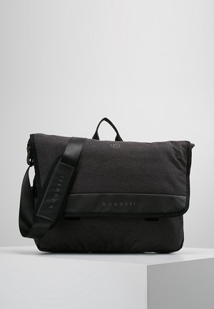 Sort Bugatti messenger-taske med justerbar skulderrem og top-håndtag, hvilende på en hvid piedestal mod en neutral baggrund.