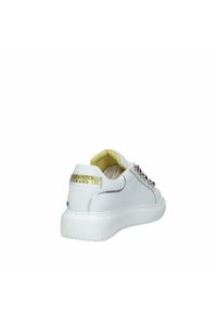 Weiße Ledersneaker mit strukturierten Akzenten, bunten Schnürsenkeln und einem goldenen Logo auf der Rückseite. Verfügbar mit einer dicken weißen Gummisohle.