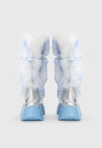Faux-Fur-Stiefel mit einem blauen und weißen Farbverlauf, silbernen metallischen Akzenten, dicken Sohlen und einem einzigartigen, flauschigen Oberdesign.