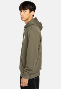 Sudadera verde oliva de mezcla de algodón, con un bolsillo tipo canguro en el frente, capucha ajustable con cordones, puños acanalados y logo bordado en el pecho.