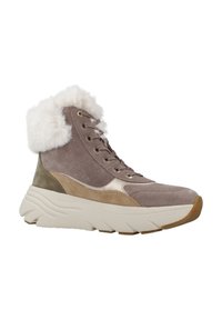 Zapatilla alta de ante marrón con un collar de piel sintética blanca, acentos metálicos y una suela blanca gruesa. Paneles laterales texturizados en beige y verde.