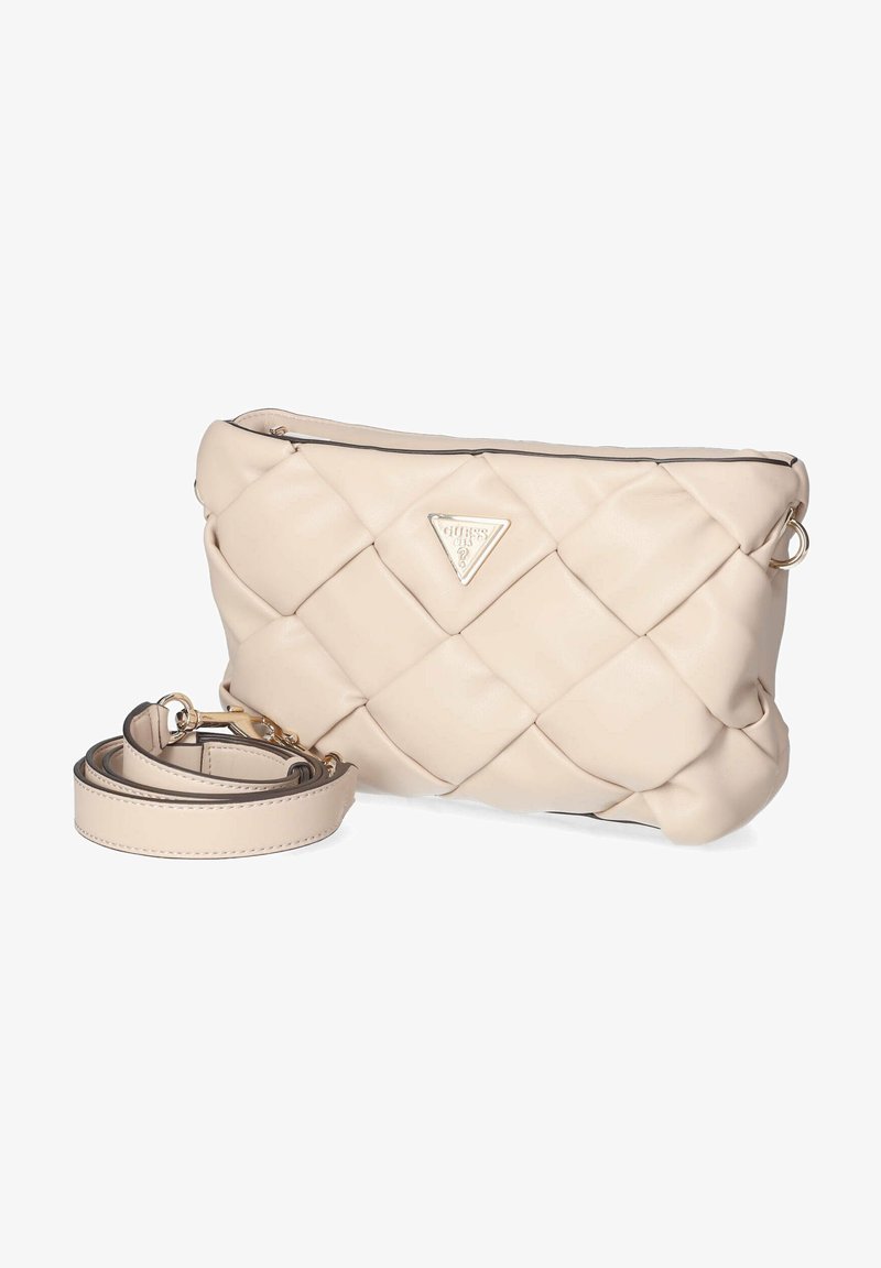 Beige, gesteppte Kunstledertasche mit einem silbernen Logo auf der Vorderseite; mit einem abnehmbaren Tragegurt. Glatte Textur und abgerundete Kanten.