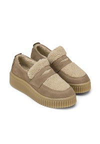 Braune Wildleder-Slipper mit einem flauschigen, beigen Obermaterial, strukturiertem Gummisohle und dekorativer Naht. Verfügt über eine flache, dicke Sohle für Komfort.