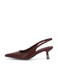 Zapato slingback de cuero rojo oscuro con punta afilada y tacón bajo curvado, visto de lado sobre fondo blanco.