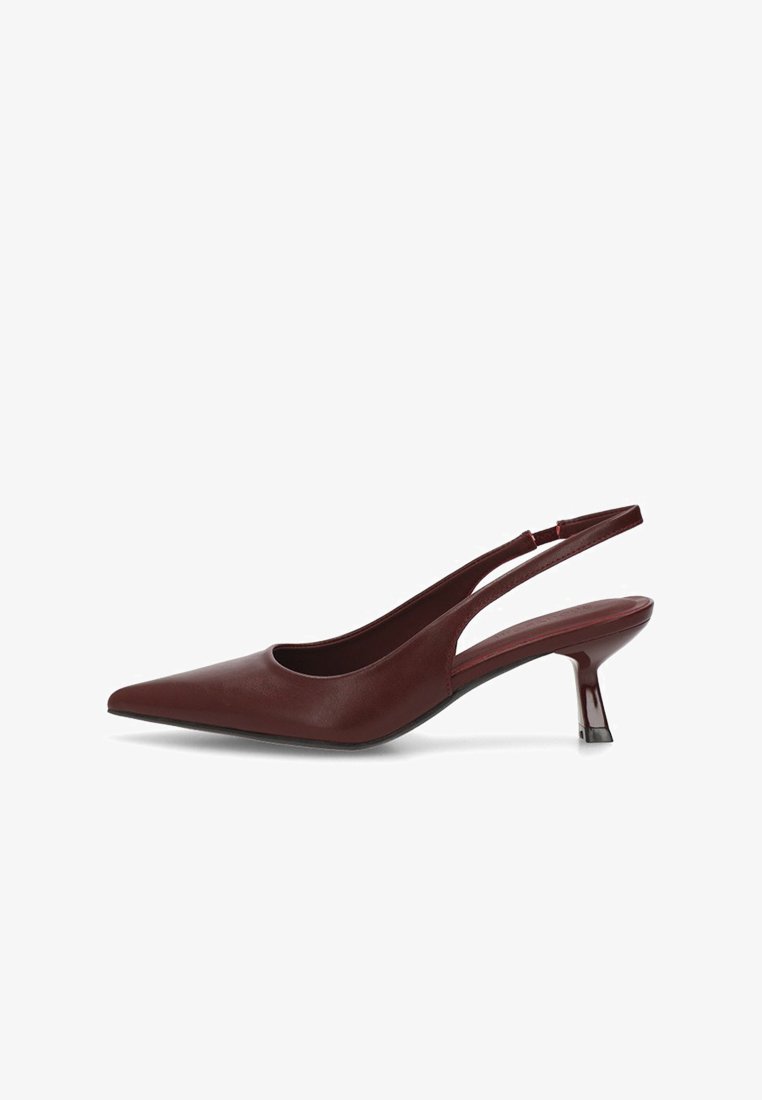 Zapato slingback de cuero rojo oscuro con punta afilada y tacón bajo curvado, visto de lado sobre fondo blanco.
