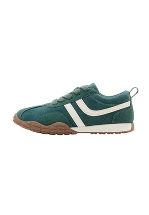 Zielony zamszowy sneaker z białymi bocznymi paskami, brązową teksturowaną podeszwą, sznurówkami i pętlą na pięcie na białym tle.