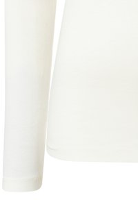Weißes langärmliges Baumwollhemd mit glatter Textur und abgerundetem Saum. Der Ärmel ist schmal geschnitten und endet am Handgelenk.