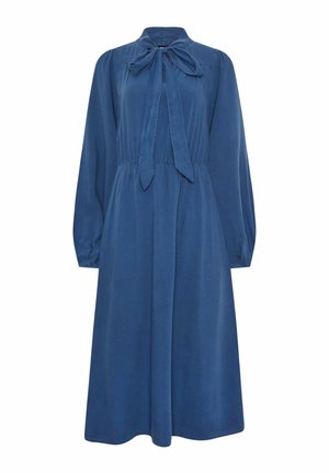 Vestito midi blu a maniche lunghe con collo alto annodato a fiocco e vita arricciata, realizzato in tessuto morbido e fluente.