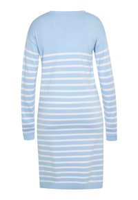 Vestito maglione azzurro chiaro con maniche lunghe e scollo rotondo, caratterizzato da strisce bianche orizzontali e una texture morbida e liscia.