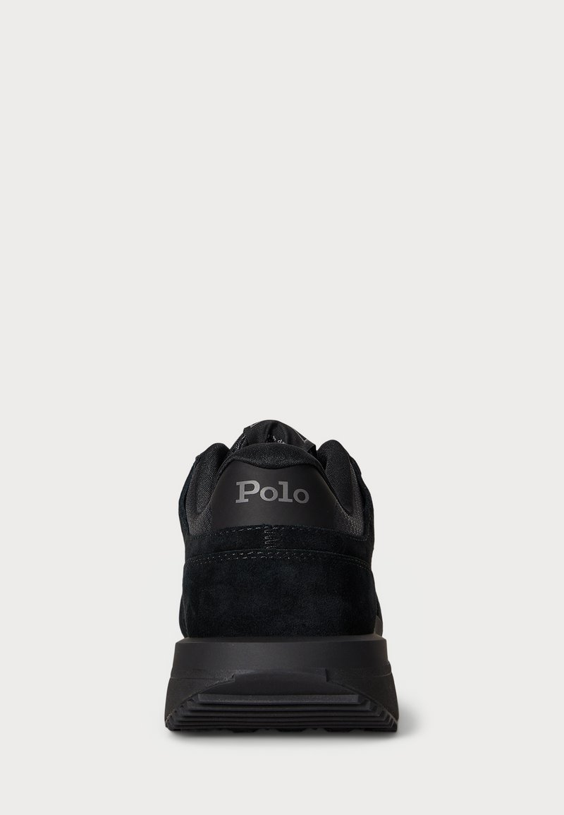 Schwarze Wildledersneaker mit strukturiertem Obermaterial, gepolstertem Kragen und Gummilaufsohle. Mit dezentem "Polo"-Logo an der Ferse.