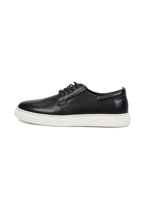 Schwarzer Leder-Sneaker in niedriger Ausführung mit weißer Gummisohle und schwarzen Schnürsenkeln, seitlich dargestellt vor weißem Hintergrund.