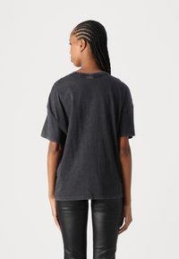 JDY JDYCARLA O NECK STUD - Apdrukāts T-krekls - phantom