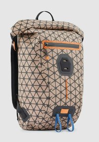 Grijze rugzak met geometrisch patroon en een oprolbare sluiting, oranje ritssluitingen en blauwe lussen. Gemaakt van duurzaam, waterafstotend materiaal.