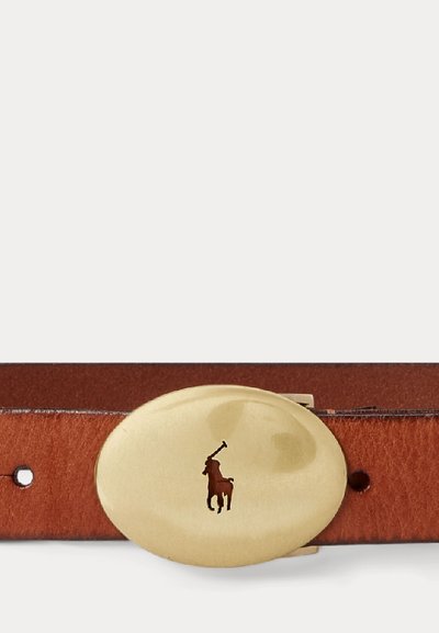 Barna bőröv ovális arany csattal, melyen egy lovon ülő pólójátékos sziluettje látható.