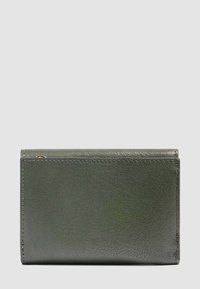 Cartera de cuero texturizado verde oscuro con costuras externas visibles, cerrada y colocada sobre un fondo gris claro liso.