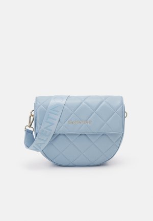 Borsa a tracolla in pelle trapuntata azzurro chiaro, con forma arrotondata, chiusura a scatto e finiture dorate. Dotata di tracolla firmata con scritta in rilievo.