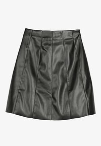 Mini gonna in pelle nera con design svasato, caratterizzata da cuciture verticali e una texture liscia.