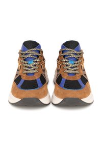 Sneaker marroni e neri realizzati in mesh e camoscio, con dettagli blu e lacci a fantasia. Suola bianca spessa con fondo testurizzato.