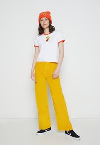 Levi's® LEVI’S® X THE SIMPSONS™ RINGER - Camiseta estampada - red/white