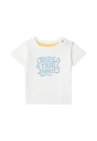 Wit kortmouwen t-shirt met een blauwe grafische opdruk van de tekst "RIDE THAT WAVE." Voorzien van een ronde hals en drukknoopsluiting op de schouder.