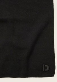 Schwarzer gestrickter Schal mit gerippter Textur und einem dezenten, schwarz eingestickten Logo in der Ecke. Glatte Oberfläche mit weichem Aussehen.