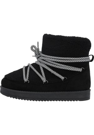 Botte d’hiver noire avec de larges lacets blancs et noirs à motif enroulés autour de la tige, tissu texturé et semelle durable à rainures.
