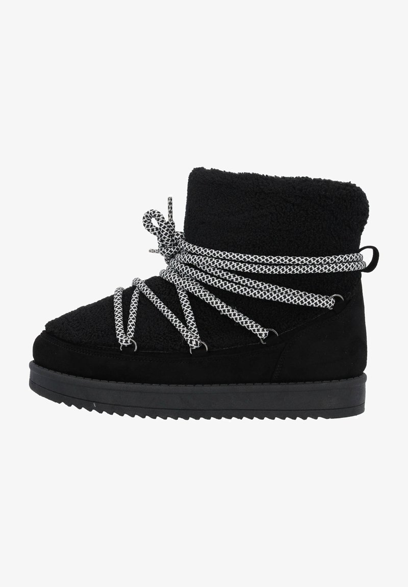 Botte d’hiver noire avec de larges lacets blancs et noirs à motif enroulés autour de la tige, tissu texturé et semelle durable à rainures.