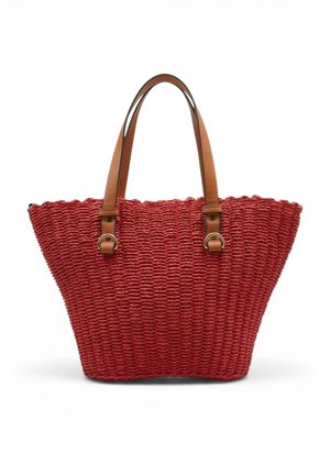 Borsa tote rossa intrecciata con ampia forma a trapezio e doppi manici in pelle marrone attaccati da anelli dorati.