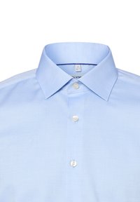 Camicia button-up azzurro chiaro con tessuto strutturato, colletto classico e bottoni bianchi, caratterizzata da un motivo sottile. Etichetta visibile al colletto.