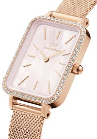 Reloj rectangular de oro rosa con una esfera de nácar, bisel con acentos de cristal y una correa de malla texturizada.