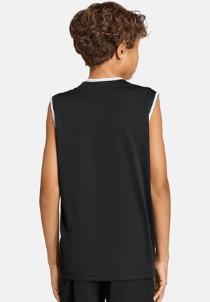 Garçon aux cheveux bouclés portant un maillot de sport noir sans manches avec des bordures blanches, debout de dos sur un fond uni.