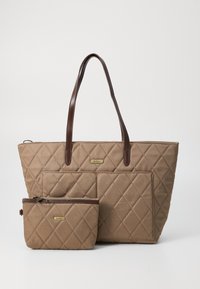 Beige gevoerde draagtas met bruin leren handvatten en bijpassende kleine ritszak, beide voorzien van diamanten stiksel en gouden Barbour-logo's.