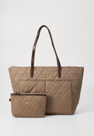Beige gevoerde draagtas met bruin leren handvatten en bijpassende kleine ritszak, beide voorzien van diamanten stiksel en gouden Barbour-logo's.