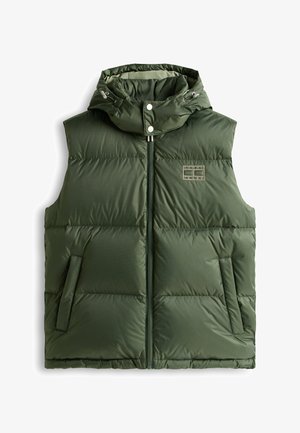 Zielona kamizelka puchowa z kapturem, z zamkiem błyskawicznym z przodu, dwoma bocznymi kieszeniami i małym logo na klatce piersiowej. Strukturalny, pikowany wzór.