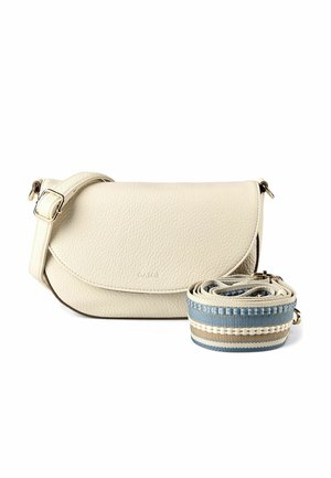 Cremefarbenes, strukturiertes Leder-Crossbody-Tasche mit Klappverschluss, verstellbarem Riemen und separatem, gerolltem Schulterriemen aus blauem, beigem und weiß gestreiftem Stoff.