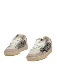 Zapatillas de corte bajo con parte superior de ante beige y cuero blanco texturizado, que presentan un panel lateral con estampado de leopardo y cordones blancos. Suela de goma.