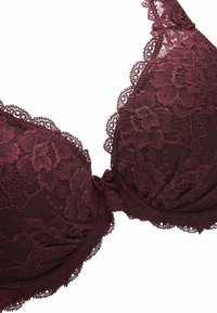 Burgunder Spitzen-BH mit gepolsterten Cups, floralen Mustern, gewellten Kanten und einem kleinen Satinschleifen-Detail in der Mitte.