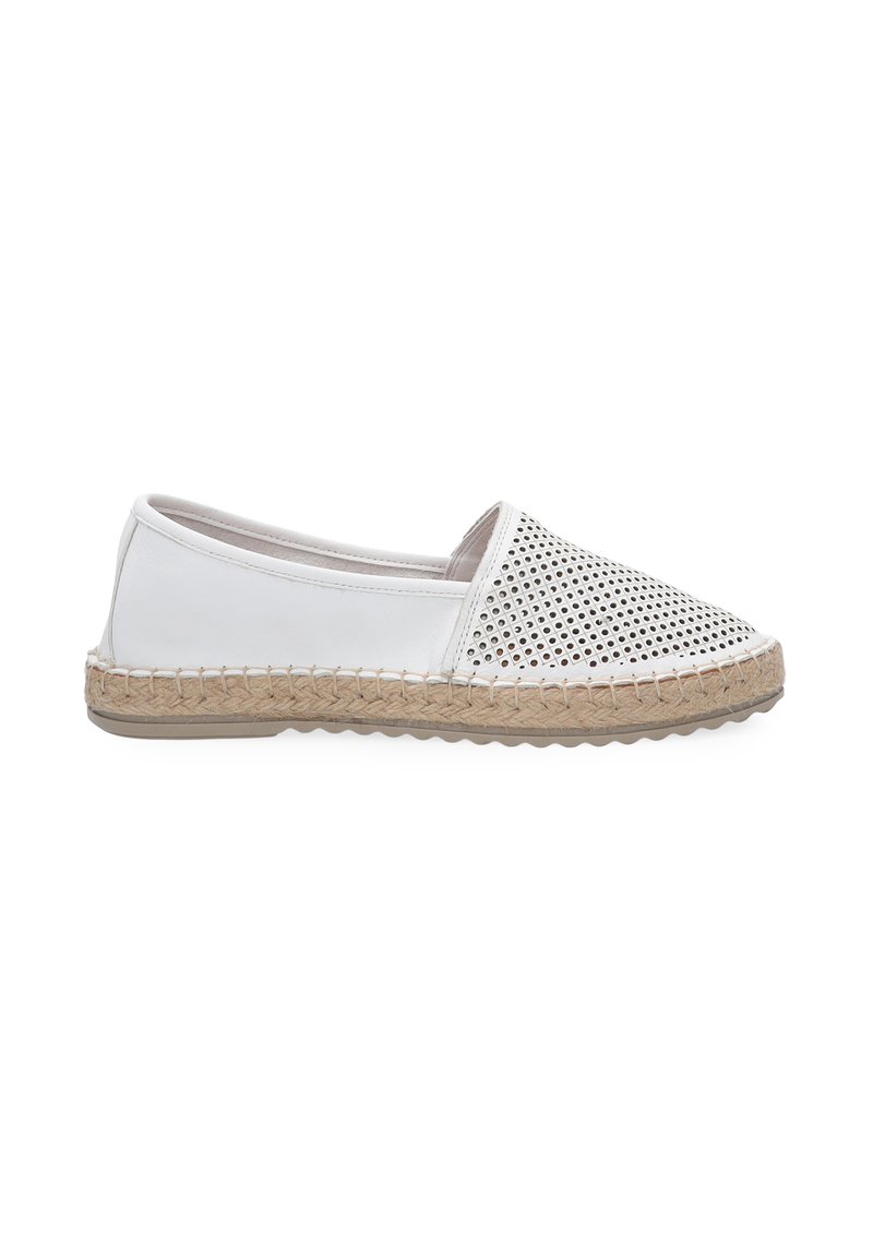 Weiße, durchbrochene Slipper mit Jutesohle. Aus glattem Leder, mit runder Zehenform und geflochtenem Muster entlang der Sohle.