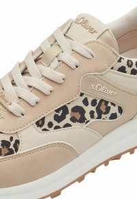 Beiga sneakers med leopardsmönster, utrustade med gummisulor, vadderad krage och platta snören. Tillverkade av syntetiska material.