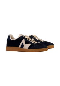 Sneaker in suede blu navy con lacci crema e dettagli in pelle, suola in gomma testurizzata e un logo laterale prominente.