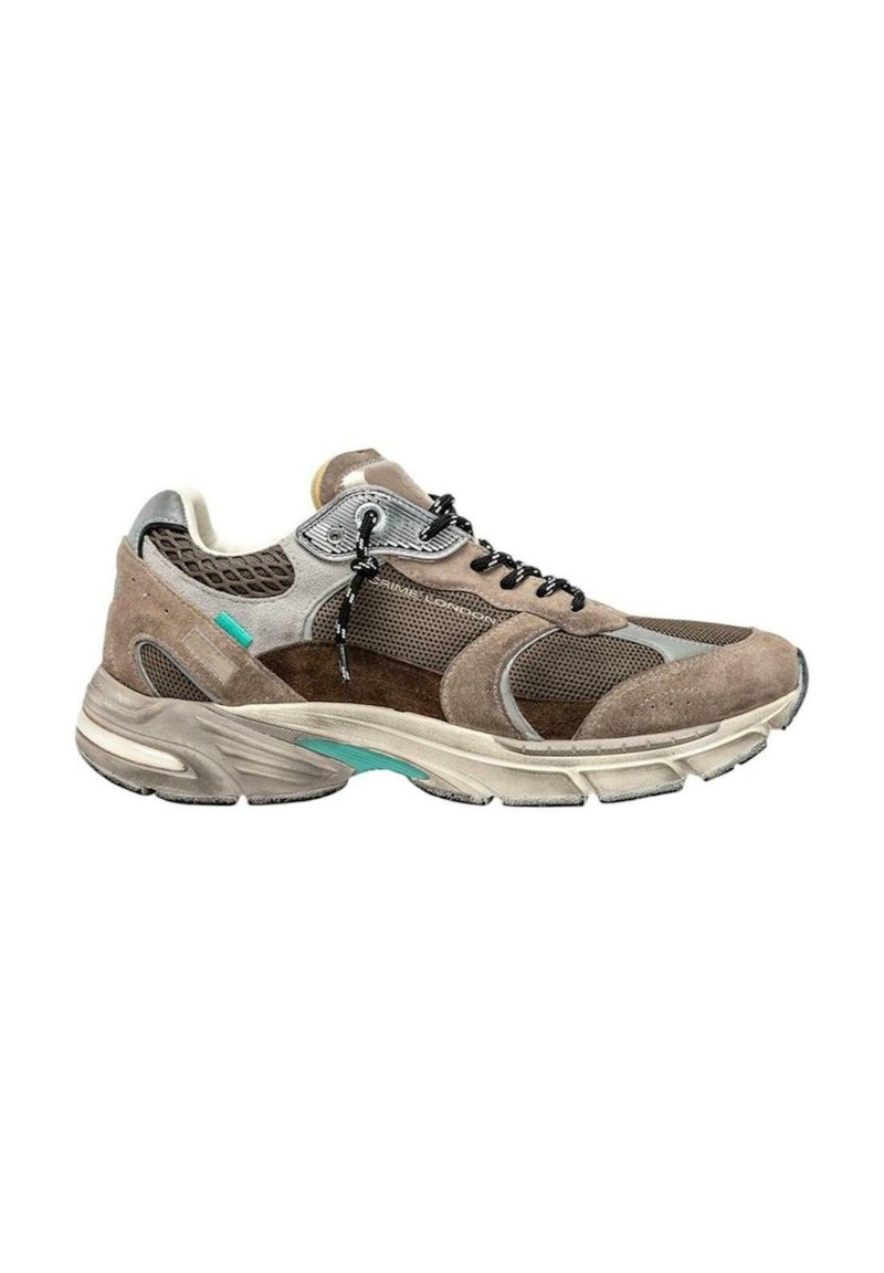 Sneaker in suede marrone con pannelli in mesh, dettagli argento e lacci neri. Presenta una suola intermedia beige con un accento teal sul lato.