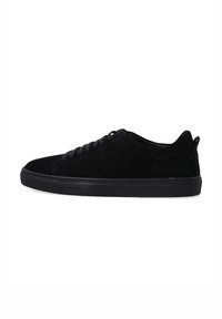 Czarne zamszowe sneakersy z płaskimi sznurówkami, okrągłym noskiem i niskim profilem. Posiadają teksturowaną cholewkę oraz gładką gumową podeszwę z minimalnymi akcentami.