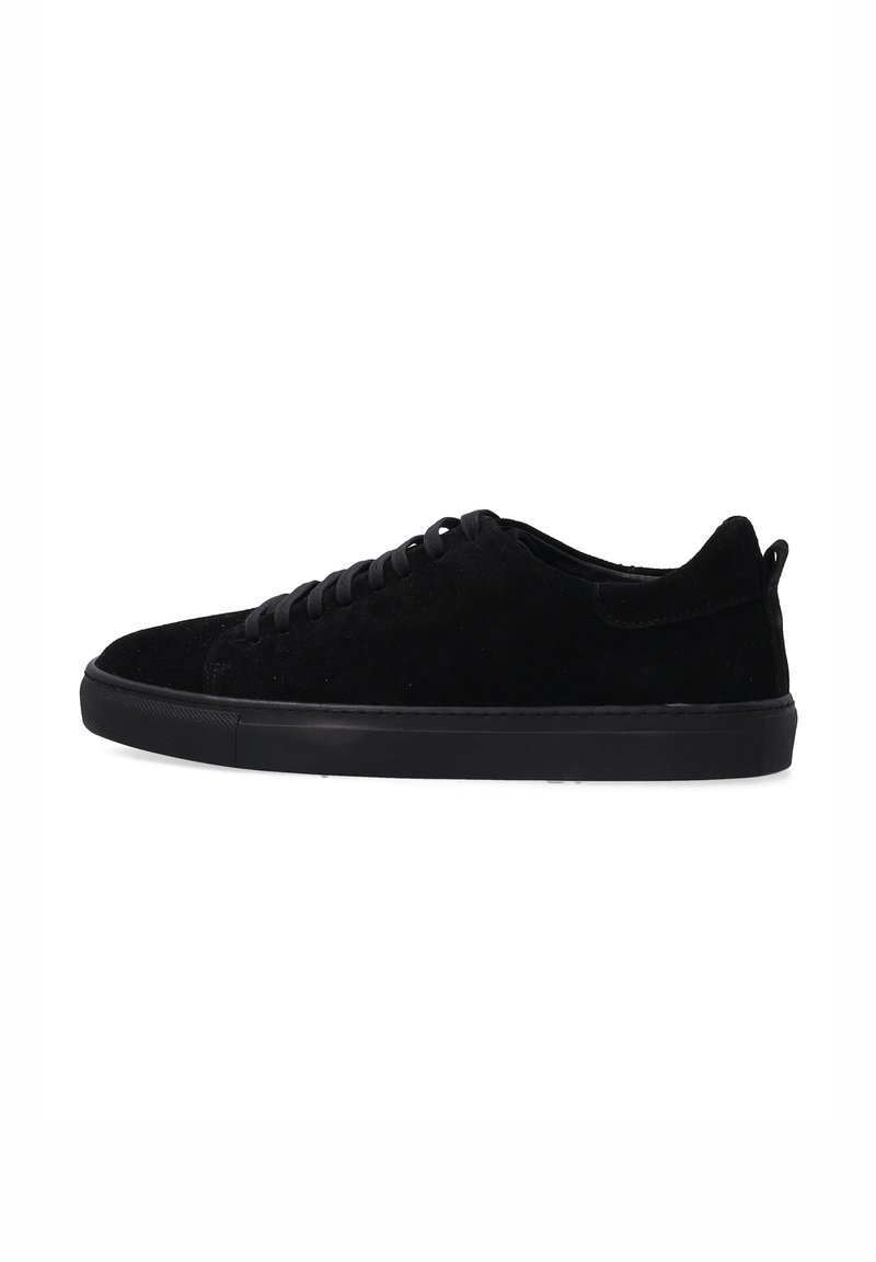 Czarne zamszowe sneakersy z płaskimi sznurówkami, okrągłym noskiem i niskim profilem. Posiadają teksturowaną cholewkę oraz gładką gumową podeszwę z minimalnymi akcentami.