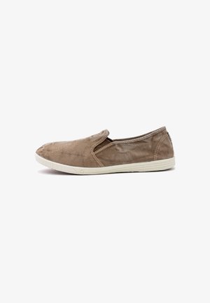 Scarpa slip-on in tessuto marrone chiaro con superficie texture; punta arrotondata e pannelli laterali elastici; suola in gomma bianca con leggera scolpitura.