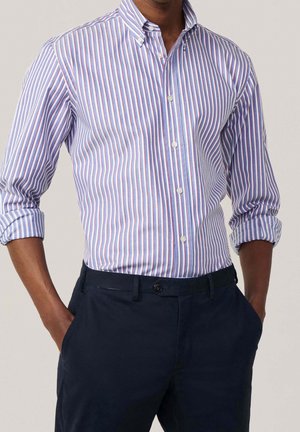 Een knoopsluiting blouse met dunne verticale strepen in blauw en rood op een witte achtergrond. Lange mouwen, kraag en een klassieke pasvorm.