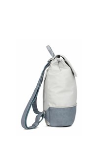 Sac gris avec une partie supérieure douce et lisse et une section inférieure texturée gris foncé. Dispose d'une fermeture à cordon de serrage et d'une sangle réglable.