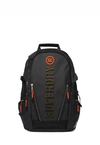 Schwarzer Nylon-Rucksack mit orangen Akzenten. Verfügt über ein großes Logodesign, mehrere Reißverschlussfächer und gepolsterte Schultergurte. Hergestellt aus langlebigem Material.